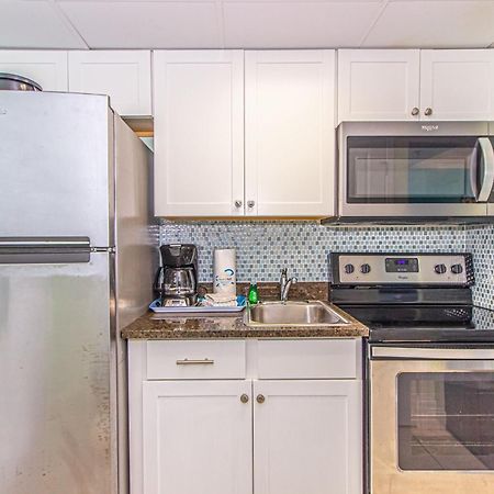 Oversized Ocean View Queen Suite With Beautiful Fireplace And Accents - Sleeps 4 Guests! Myrtle Beach Ruang foto