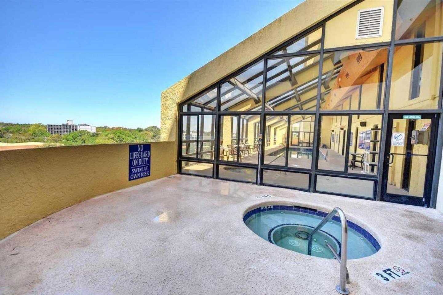 Oversized Ocean View Queen Suite With Beautiful Fireplace And Accents - Sleeps 4 Guests! Myrtle Beach Ruang foto