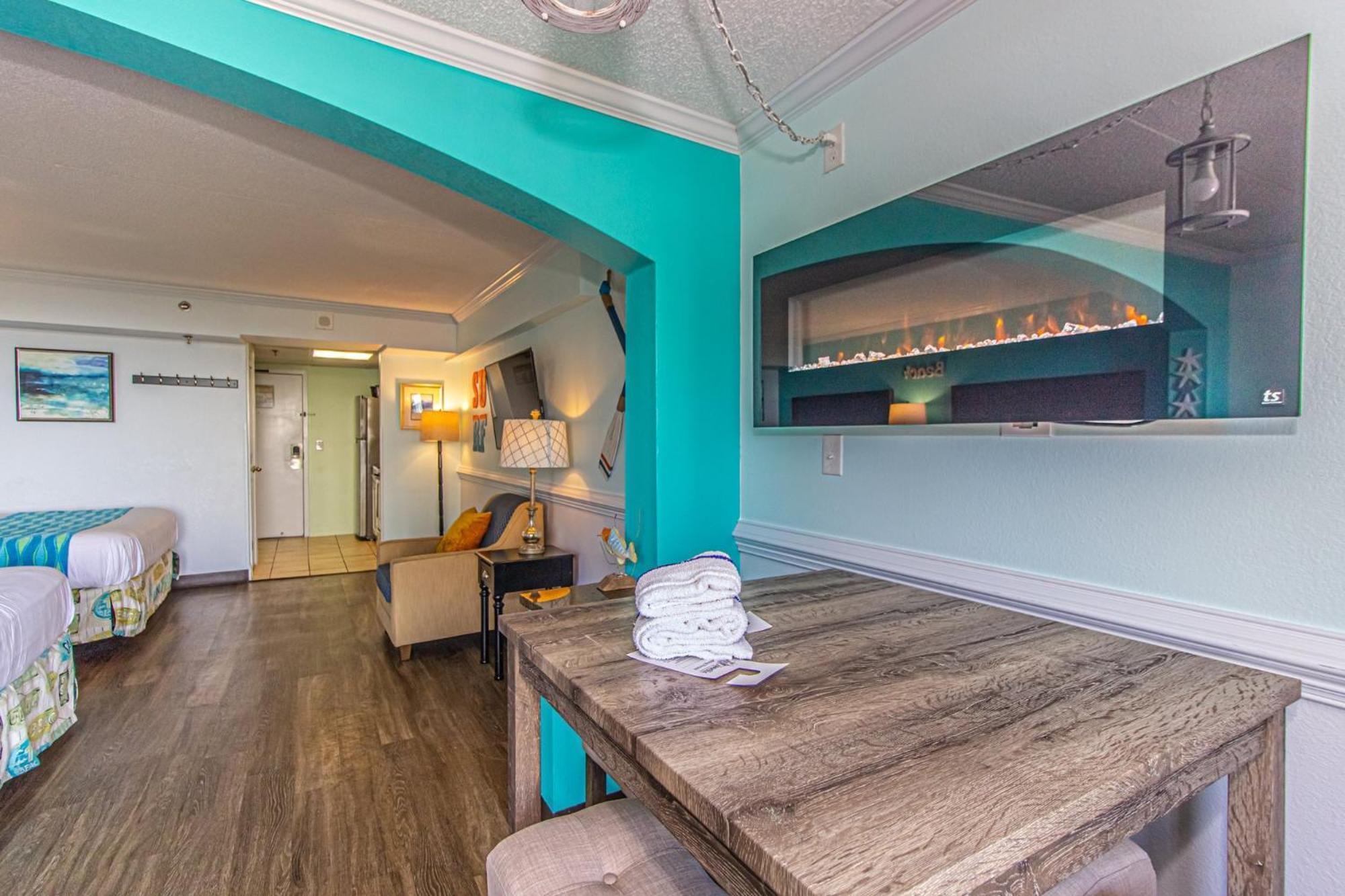 Oversized Ocean View Queen Suite With Beautiful Fireplace And Accents - Sleeps 4 Guests! Myrtle Beach Ruang foto